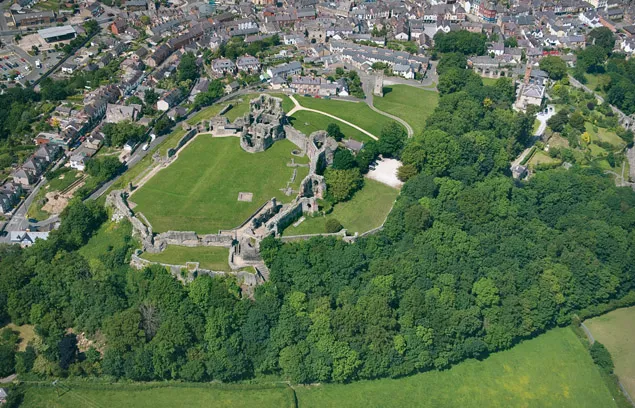 Denbigh Castle — Hilltop ruin with triple-towered gatehouse